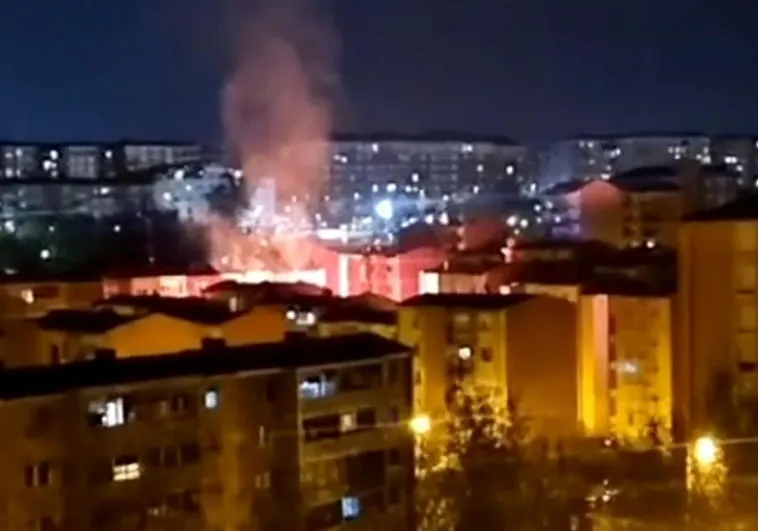 Un espectacular incendio obliga a desalojar un edificio en Barakaldo